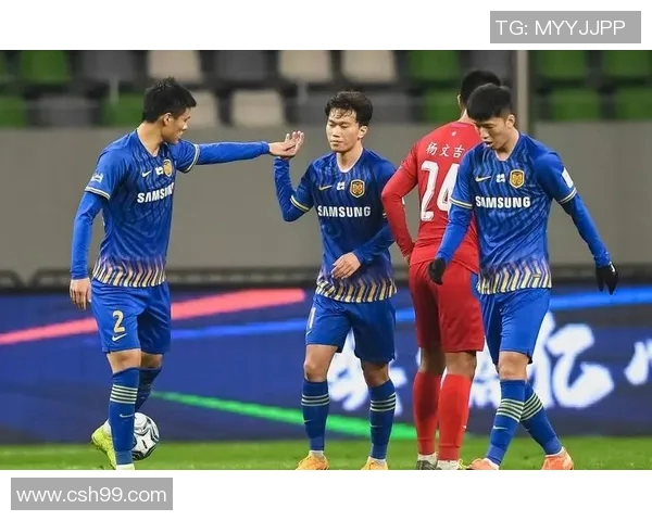 红狼与曼联激战正酣比分悬念迭起球迷期待精彩瞬间 红狼与曼联激战正酣比分悬念迭起球迷期待精彩瞬间